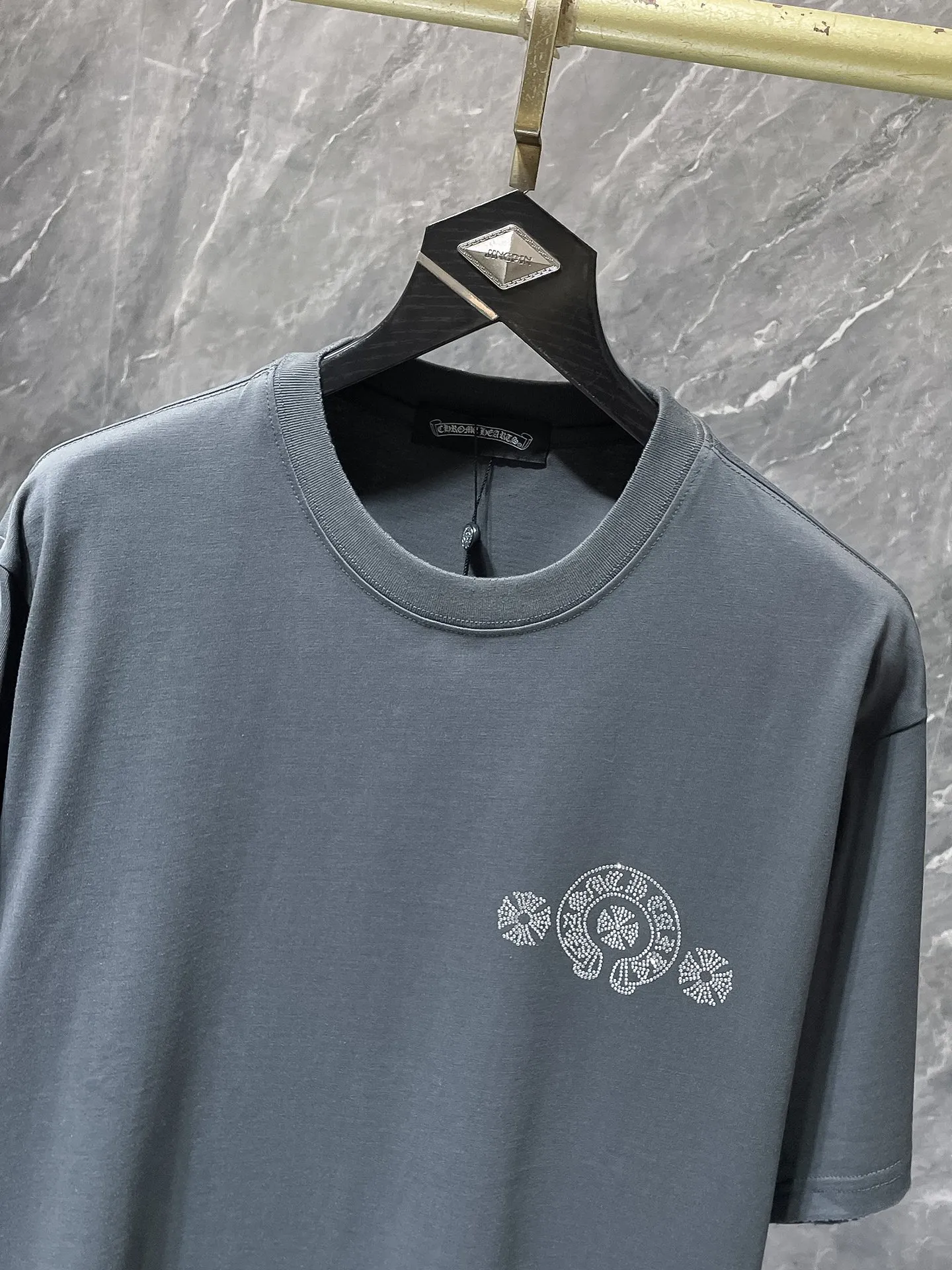 P166 New Chrome Hearts 25ss for summer. High-weight, environmentally friendly and high-quality top-grade fabric. 260g~270g. Heavy-duty hot-drilled horseshoes and Sanskrit letters cross short sleeves. Counter synchronization. 1:1 replica version. Recommended colors: black, white, gray. Size: S, M, L, XL.